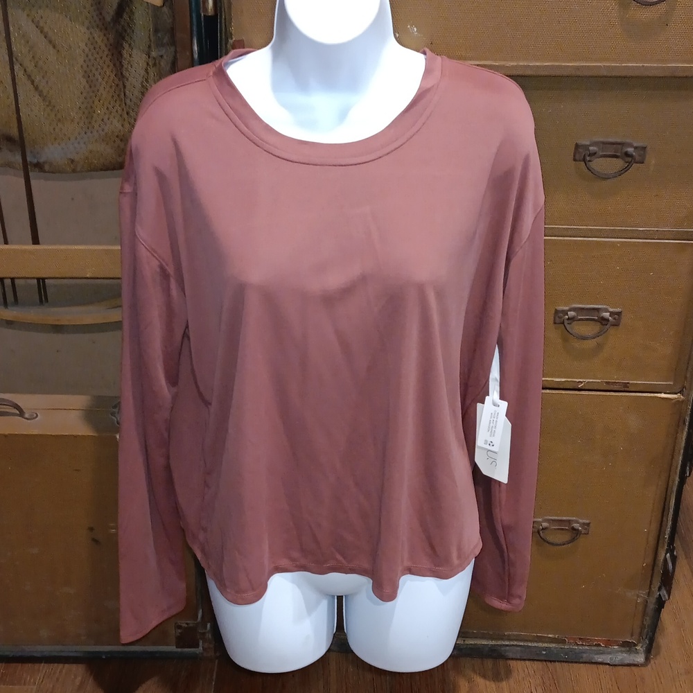 NWT STYLUS SAND WASH TEE.  #5640